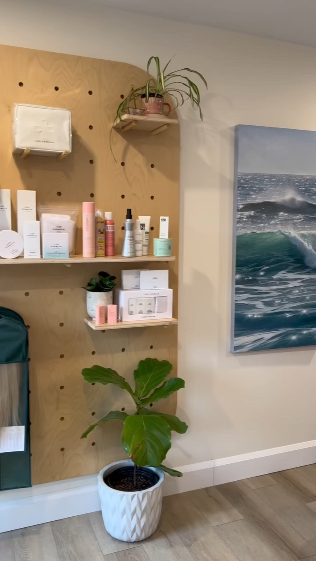 Tell me you’re a stylist without telling me you’re a stylist 😂
The blend of chill and chaos — but wouldn’t trade it for anything. 🤍
Tag your stylist bestie who gets it.

#Luxuryhairstudio #hairstylistlife #dayinthelifeofahairstylist