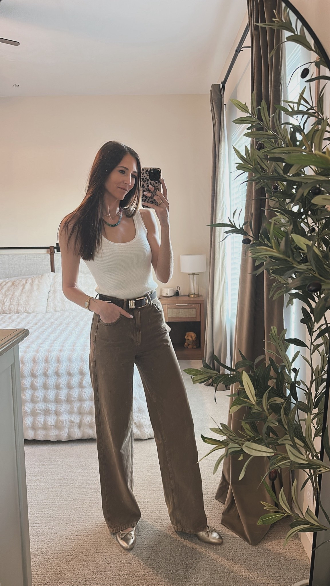 White scalloped neckline tank top
High waisted wide leg brown jeans
Brown belt
Flats


#LTKootd