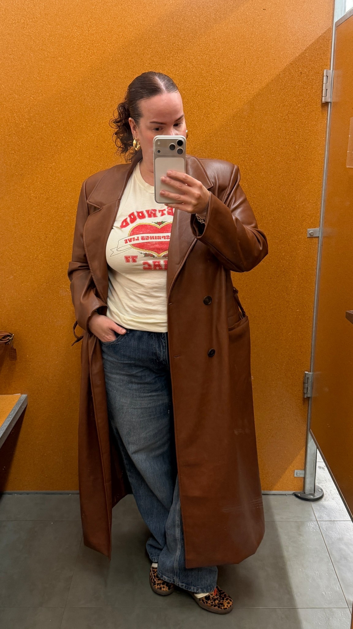 Size 16/18

Wearing:
Jeans Size 16
Tee Size Large
Jacket XXL