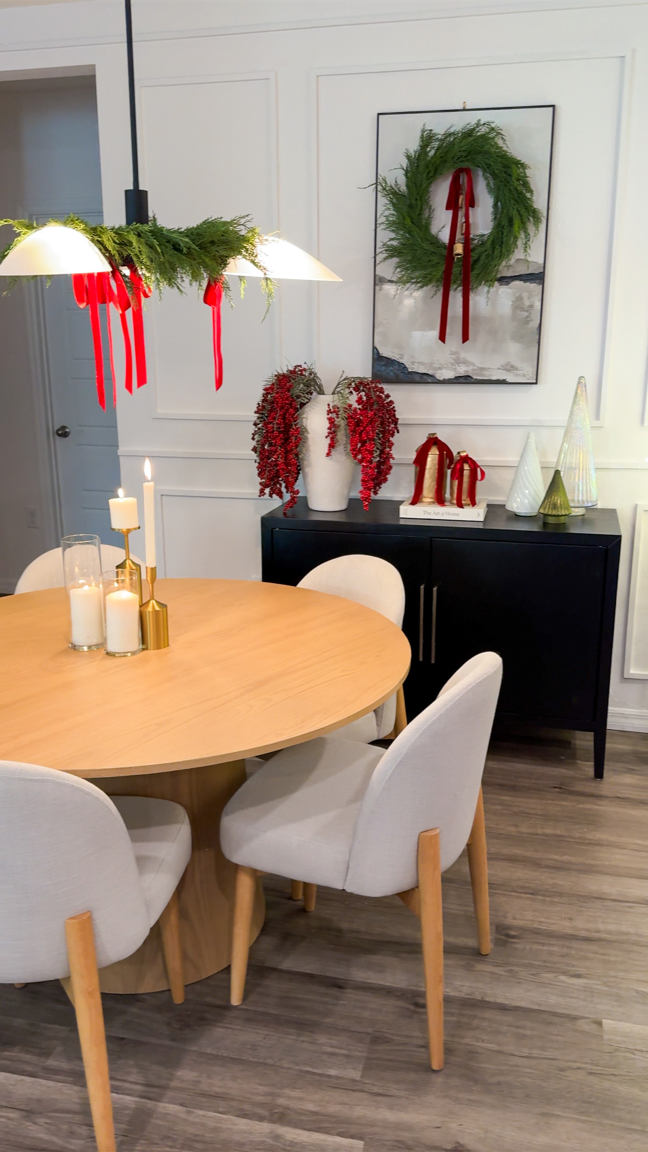 Dining room Christmas decor 2025🎄 este año será intenso el color rojo ❤️ amo como se ve todo super iluminado ✨🫶🏻

En esta consola guardo copas y algunas cosas para mantener organizado la área de dining 👌🏻 ameeee con locuras las ramas y el toque en la lámp 

 #LTKHoliday 

#LTKSeasonal #LTKHome