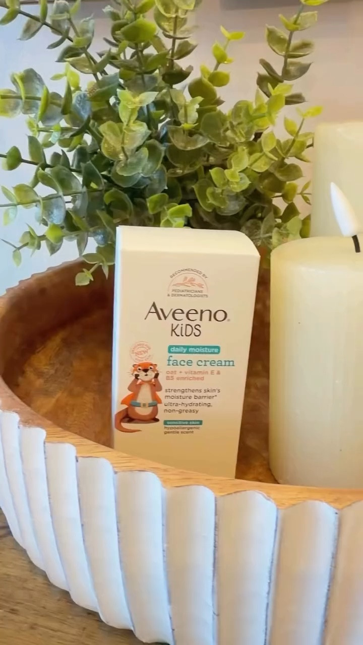 Great package, easy to use even for little kids. Lightweight,very gentle, absorbs quickly without feeling greasy! Leaves the skin feeling fresh and sooo soft,comfortable right away. 
Kips my 4 kids skin well hydrated, no dryness, no flakiness!
Perfect for daily use! From a mom of 4 :)

@influenster #complimentary @aveenokids #aveenokids #facetheday