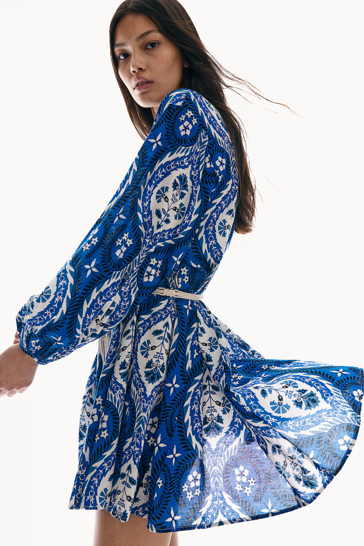 Jurk met macraméceintuur - V-hals - Lange mouwen - Helderblauw/dessin - DAMES | H&M NL | H&M (DE, AT, CH, NL, FI)