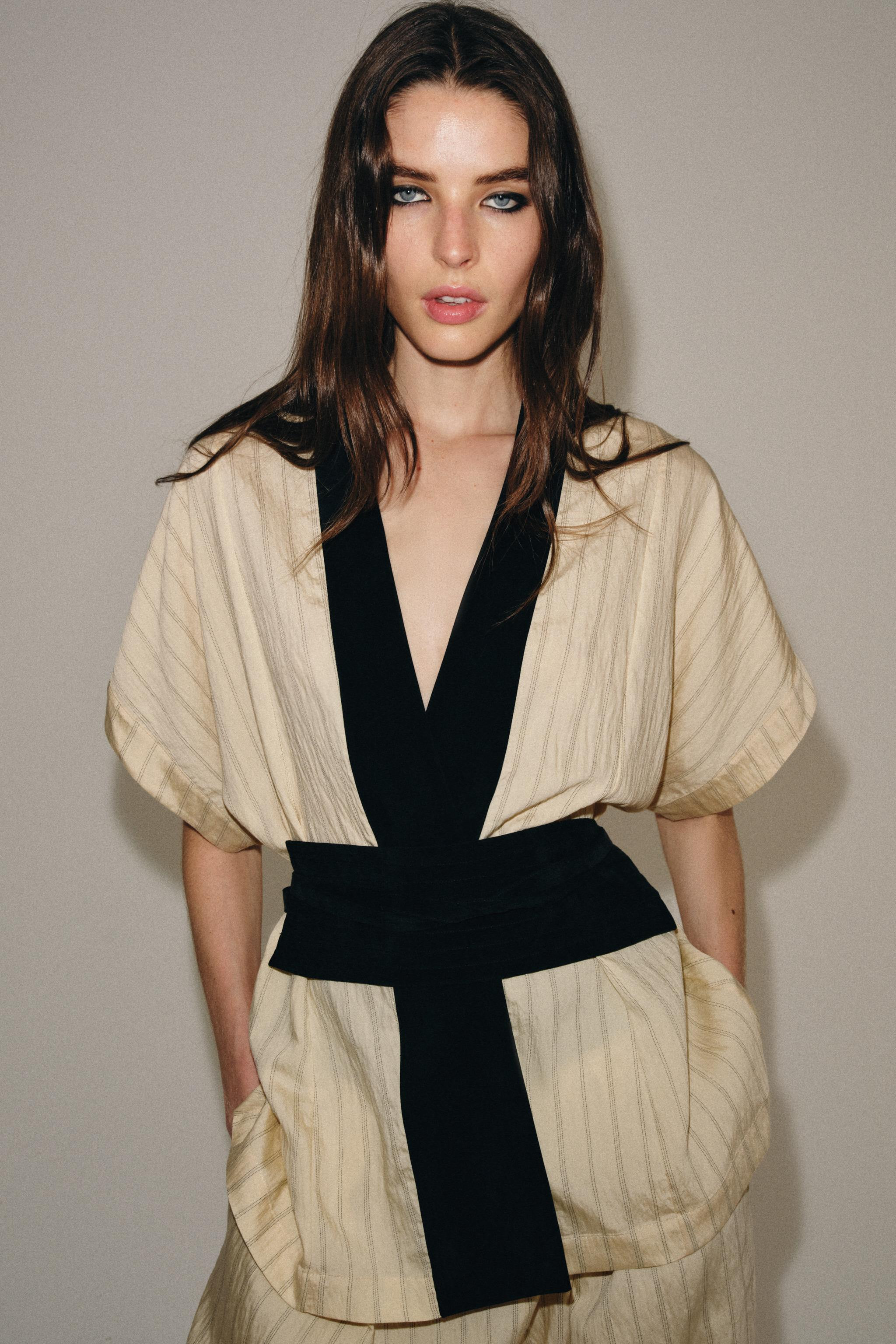 ZARA WOMAN COLLECTIONDouble-breasted jacket with a V-neck and short sleeves. Featuring contrastin... | Zara US