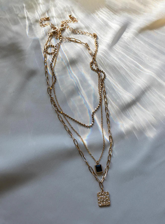 Lars Pendant Necklace Gold / Black | Princess Polly US