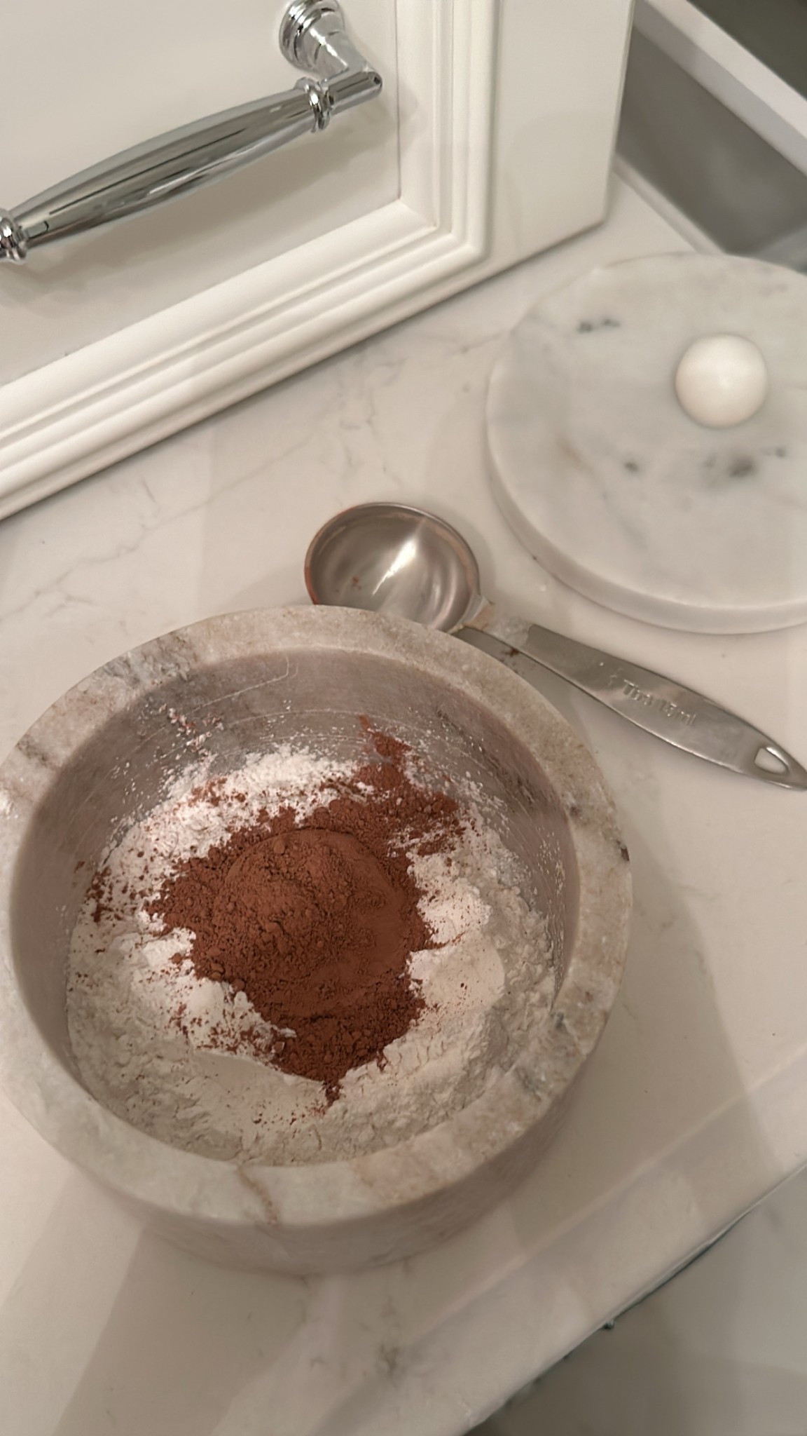 SUPER clean, non toxic DRY SHAMPOO
🤍 
Made right at home with only 2 ingredients. 
-3 tablespoons of arrowroot 
2 tablespoons of cacao powder 

(If you have lighter hair, do less cacao or none at all) 



Dry shampoo, brunette hair, non toxic, all natural, hair care, hair routine, homemade, all natural, dry shampoo, 

*I apply it with a fluffy tapered makeup brush directly to my roots 

#LTKStyleTip #LTKFindsUnder50 #LTKBeauty