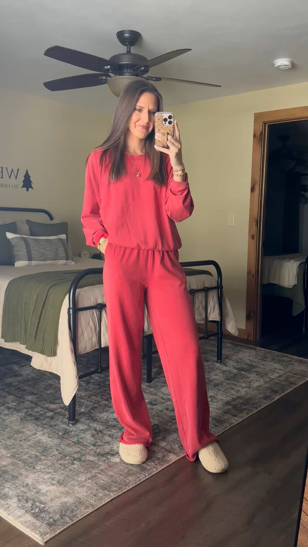 This comfy set is perfection! 👌🏻

Pants - small tall
Sweatshirt - medium 