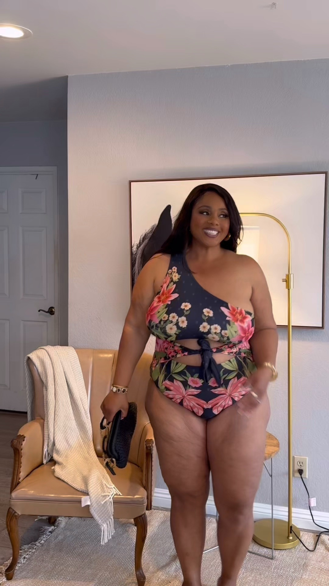 I’m wearing a size 3x swim. This is a low support swimsuit. I’m 5”11 285lbs F cup 