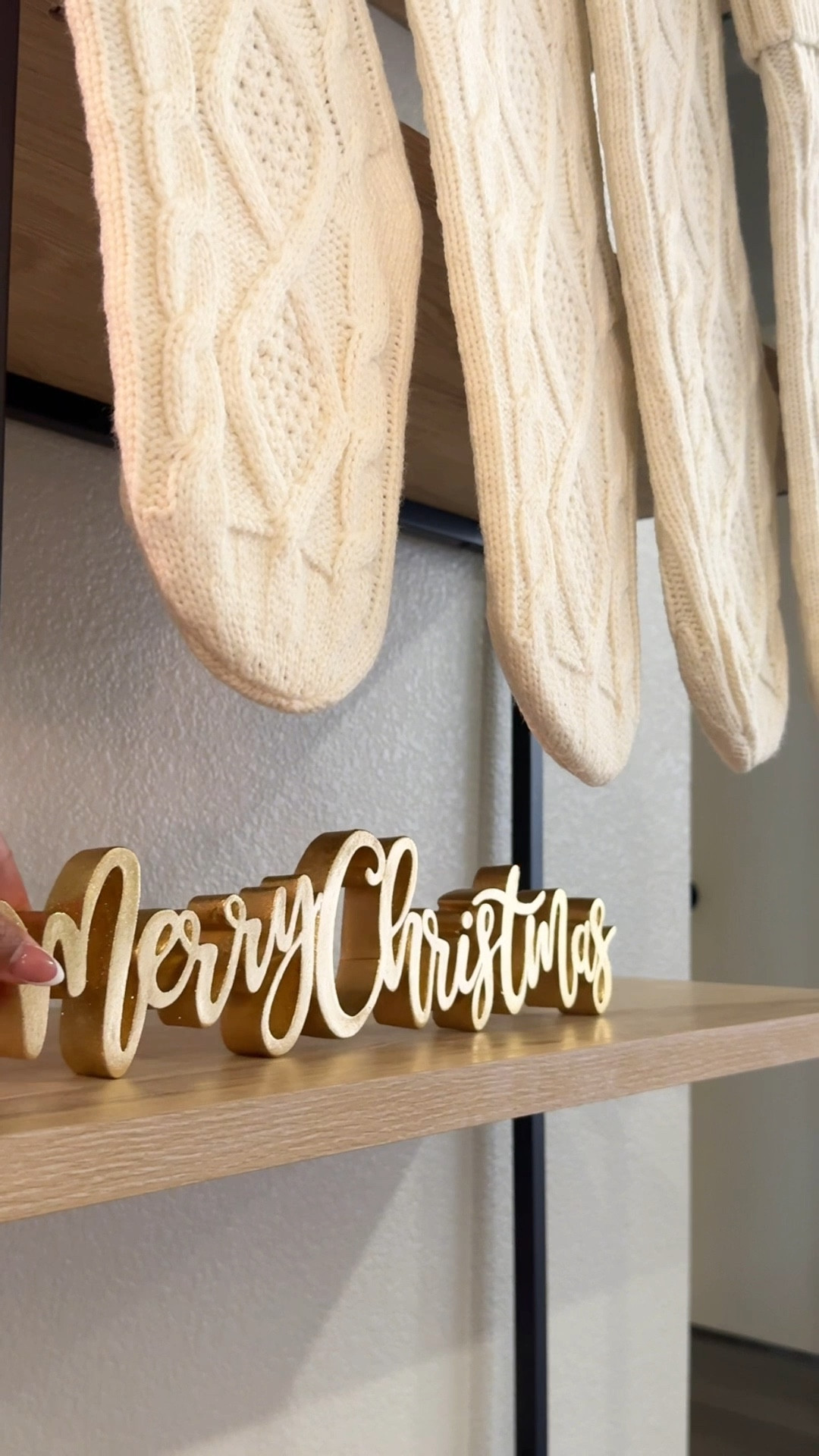 Holiday Bookshelf Decor✨

#LTKHoliday #LTKSeasonal #LTKHome