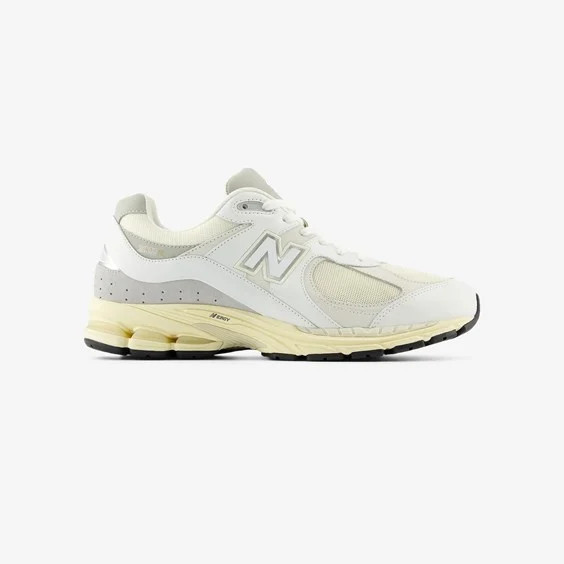 New Balance 2002r in white - Size 42 | Sneakersnstuff