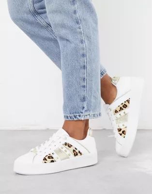 River Island – Sneaker mit Leopardenmuster und Nieten in Weiß | ASOS (Global)