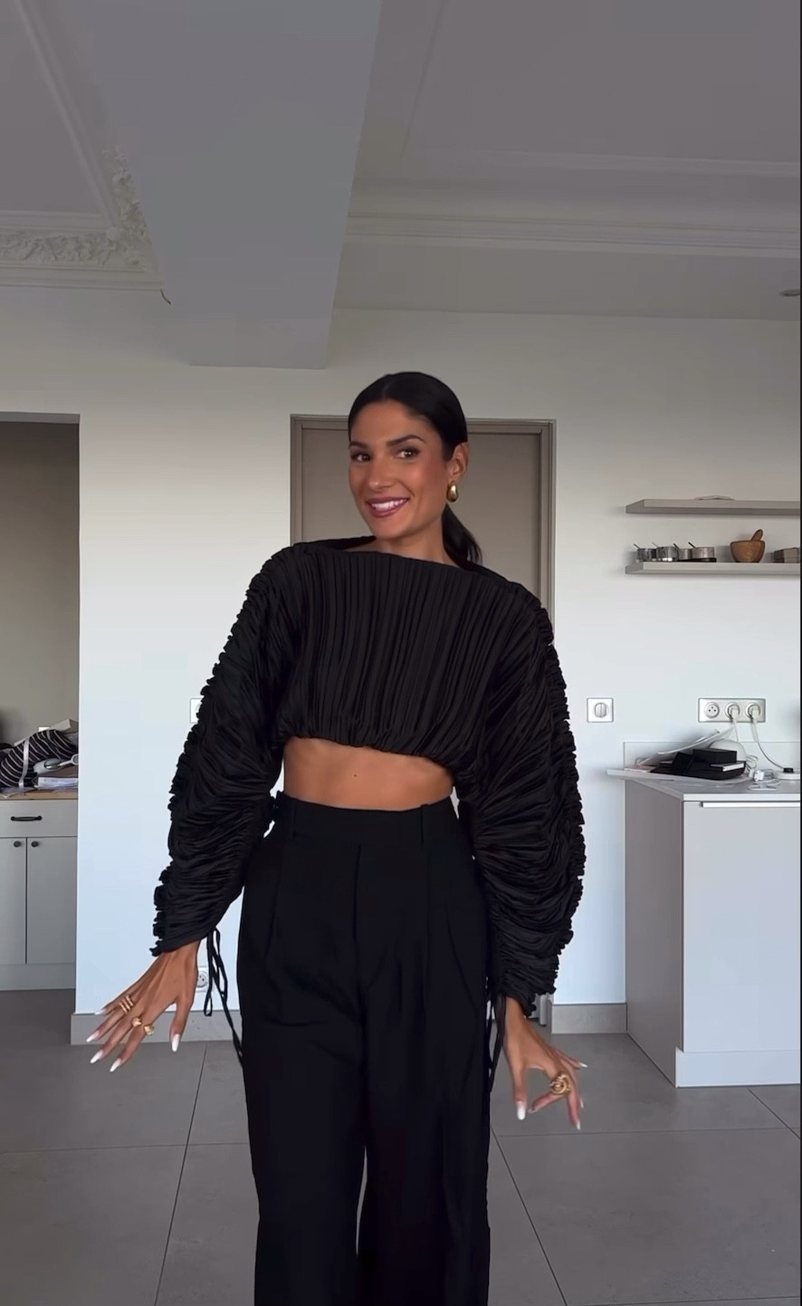 Mala top Cult Gaia, top en satin noir, haut court avec manches bouffantes 

#LTKstyletip