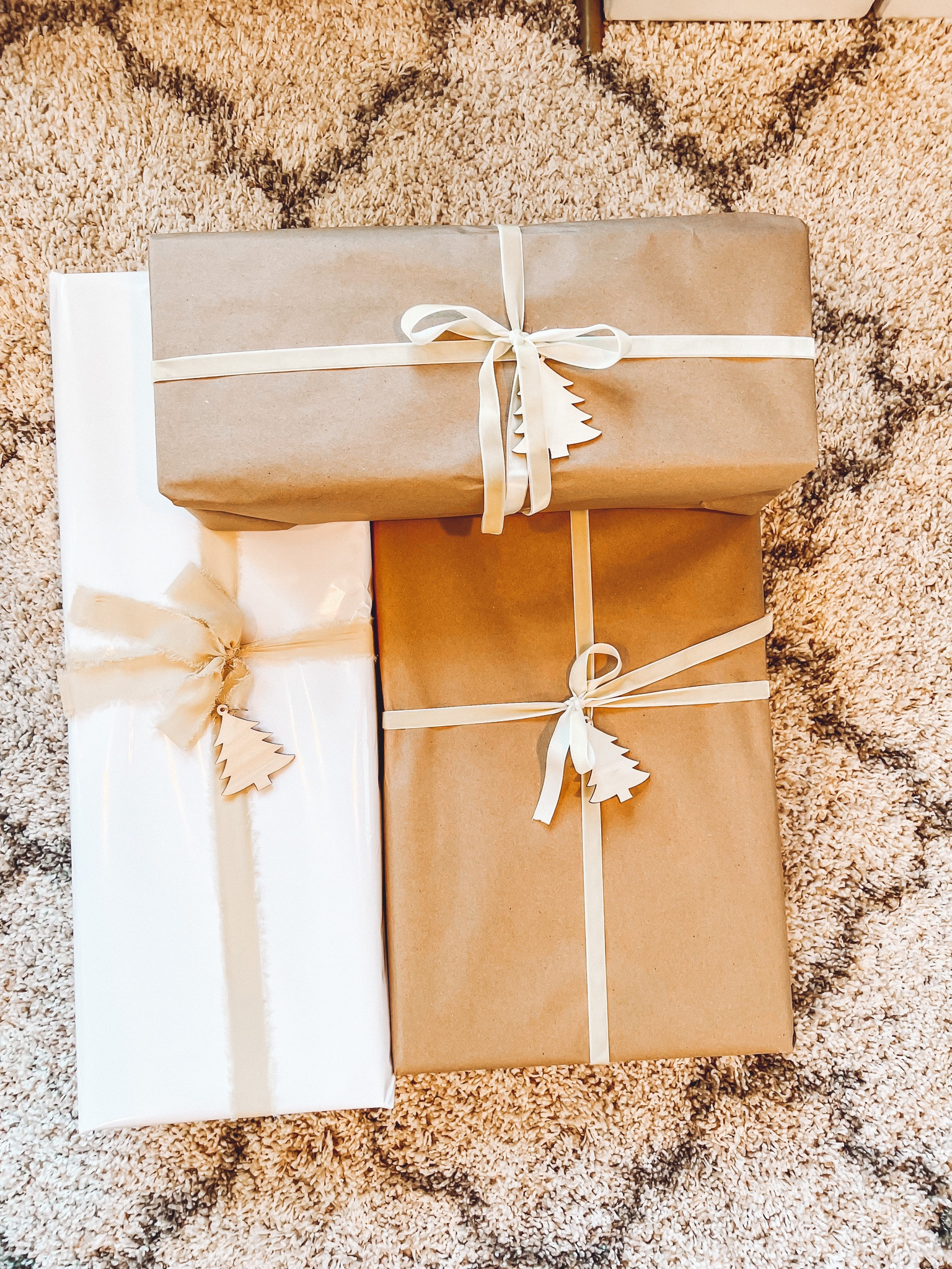 Brown Kraft wrapping paper 
White wrapping paper 
Cream velvet ribbon
Cream gauze ribbon 
Wooden Christmas tree gift tags 