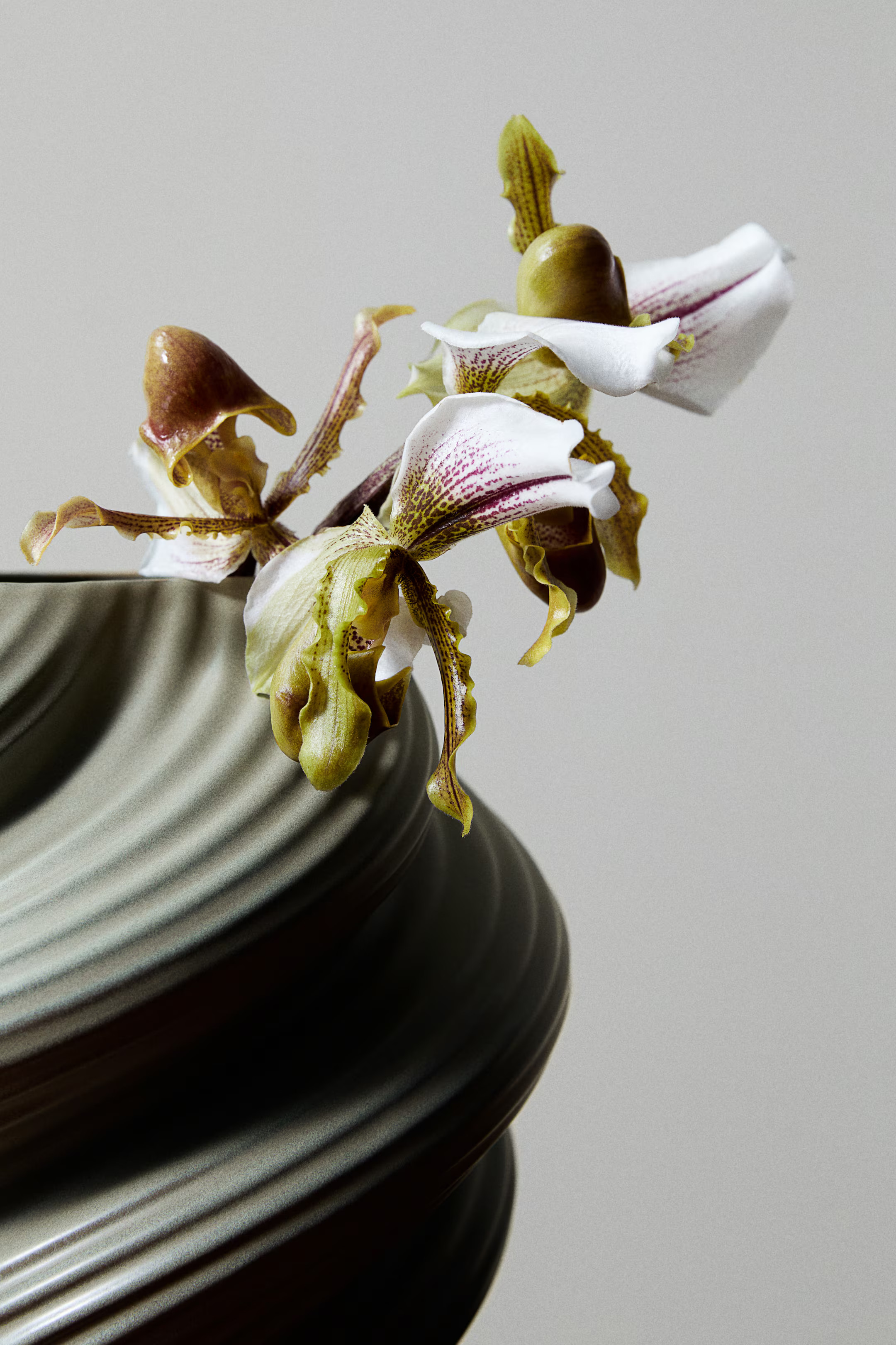 Stoneware vase | H&M (UK, MY, IN, SG, PH, TW, HK)