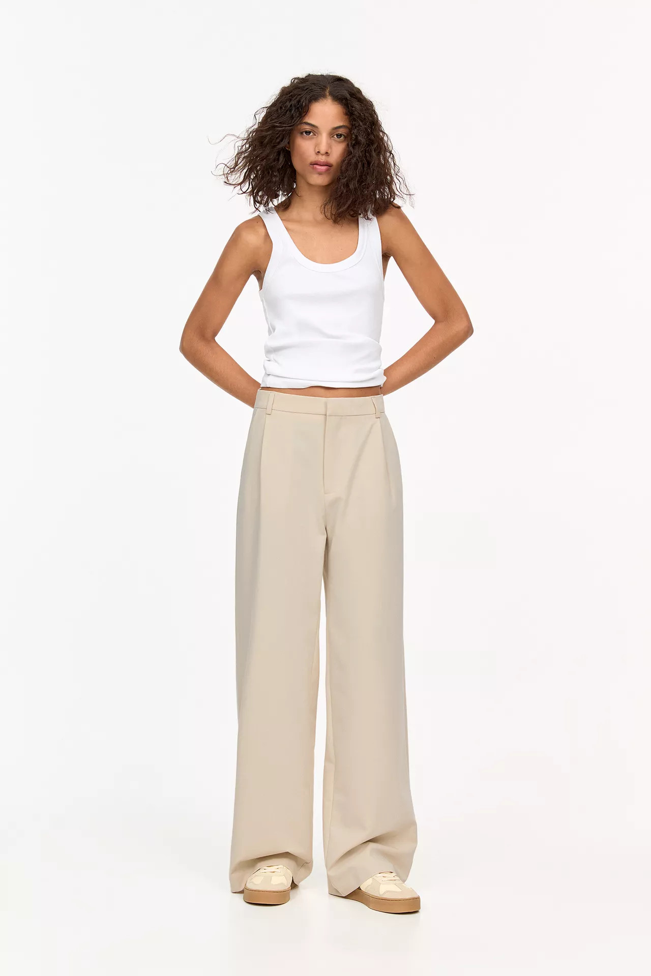 Stoffhose mit Bundfalten | PULL and BEAR DE