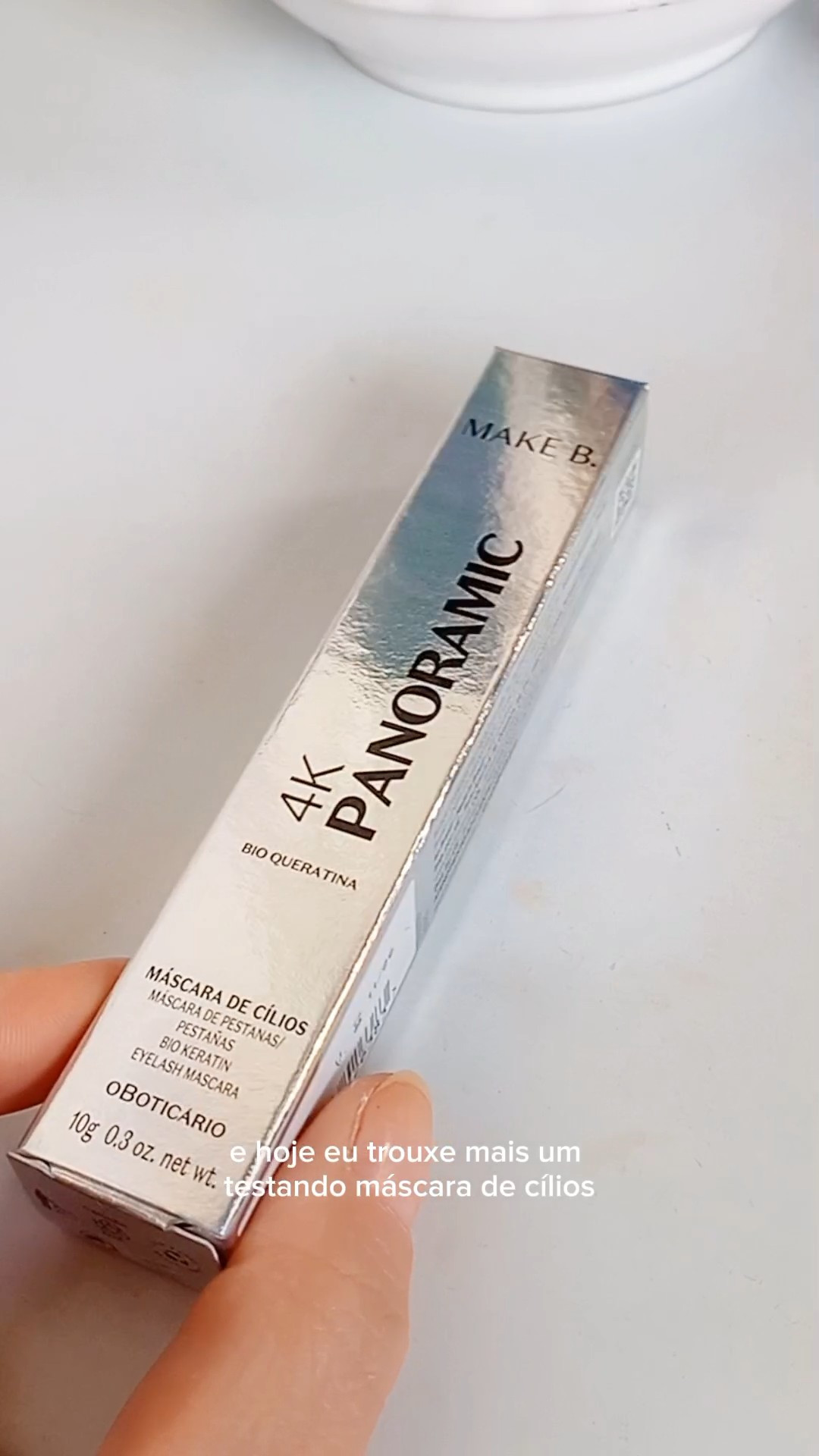 Máscara de Cílios Panoramic 4k Make.B @oboticario Ela promete ultra definição e volume máximo e pra m entregou TUDO!!!Eu amei o aplicador dessa máscara de cílios que é duplo: de um lado aplicador de nylon que entrega volume e do outro, aplicsdor de silicone que garante cílios mais alongados 😍  e a combinação dos dois lados entrega o máximo de definição e volume!E apliquei 2 camadas com o aplicador de nylon. E 1 camada com o de silicone e simplesmente o resultado foi sensacional, eu realmente fiquei impactada com o efeito 4k. Sua fórmula conta com Bioqueratina, que com uso contínuo ajuda a repor proteínas, contribuindo para cílios mais fortes e resistentes.Ainda sobre a fórmula, ele é bem pigmentado, não borra, secagem rápida,  não pesanos cílios, fácil remoção e durabilidade ótima de até 10h. Essa máscara de cílios faz parte da Linha de make b, que é uma linha de alto padrão da marca, que conta com ativos de tratamento.

#LTKbrasil #LTKbeauty