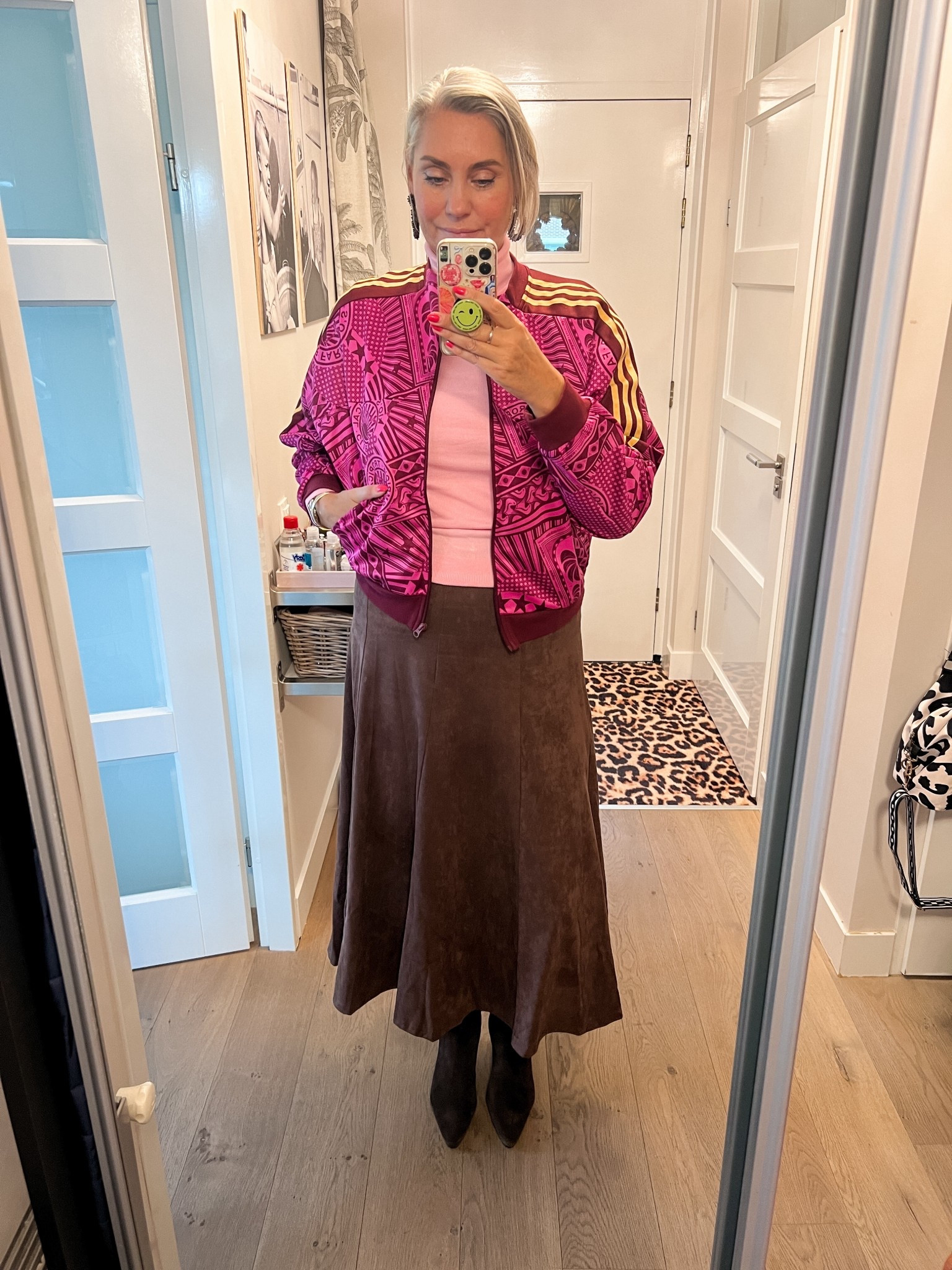 OOTD - Donderdag. Bruine suedine rok (de M by Maartje), bruine suède laarzen (eigen maat), roze coltrui (L, https://hema-nl.mtpc.se/5653579), Adidas x Farm Rio jack. 



#LTKeurope #LTKstyletip #LTKnederlands