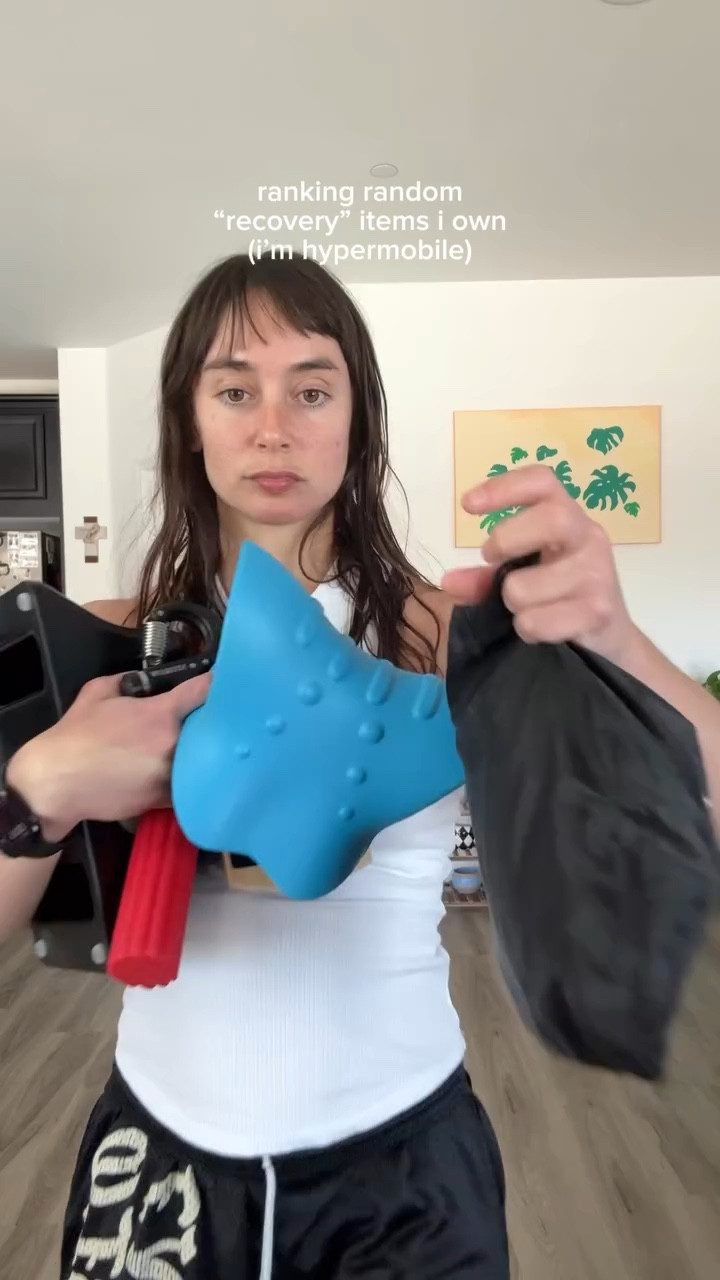 I’ve accumulate so much of this kind of stuff over the years. I really do use them but some for sure more than others. The lacrosse ball is a game changer for real though. 

~ A lacrosse ball is an effective, inexpensive tool for self-myofascial release (SMR) and trigger point therapy, using body weight and gravity to apply deep pressure to tight muscles, knots, and connective tissues. By rolling or holding the ball on tender areas (such as glutes, back, or feet) for 30–60 seconds, you can break up adhesion, increase blood flow, and relieve pain. ~ Gooooogle

#hypermobile #hsd #calisthenics #recovery #physicaltherapy