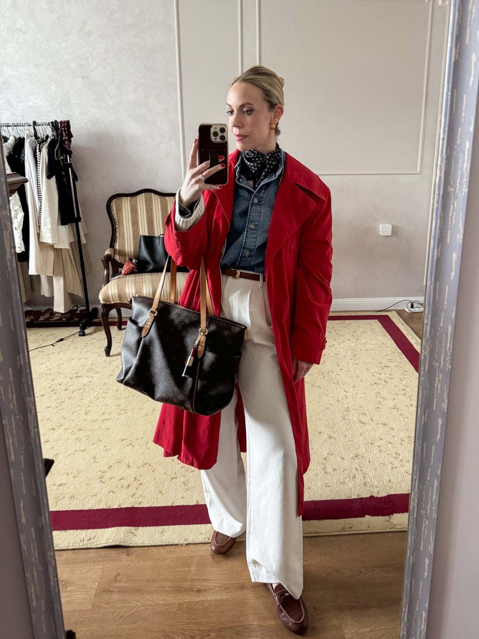 Work look of the day

Workwear, business casual, red trench coat, bright red, @abercrombie trousers, denim shirt, @Zara leather loafers

#LTKWorkwear #LTKootd #LTKdayinmylife