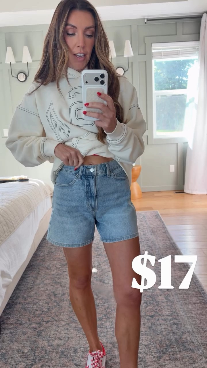 This 🇺🇸 sweatshirt plus my favorite summer denim!

#LTKmomlife #LTKdayinmylife #LTKgrwm