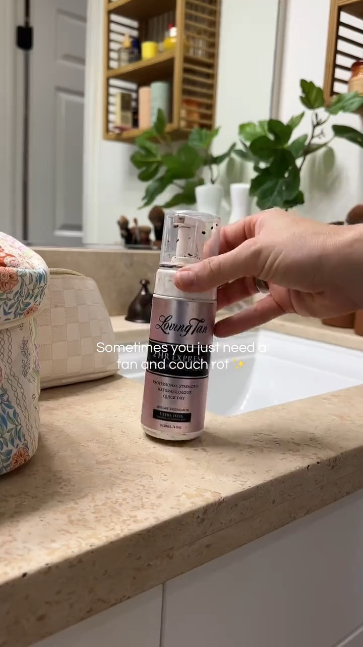 Sometimes you just need a tan and couch rot. It really can be the solution to all my problems 🫶🏼✨