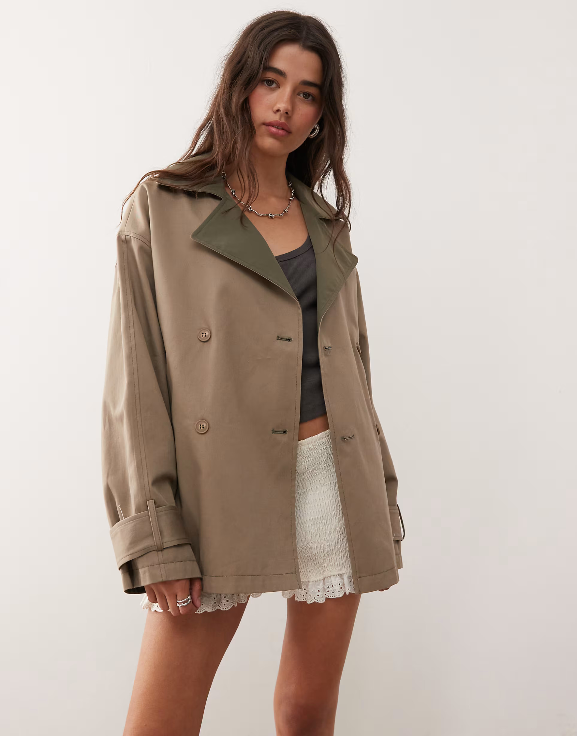 Monki – Kurze Wende-Trenchjacke in Braun mit kontrastierendem Kragen in Hellbraun | ASOS (Global)