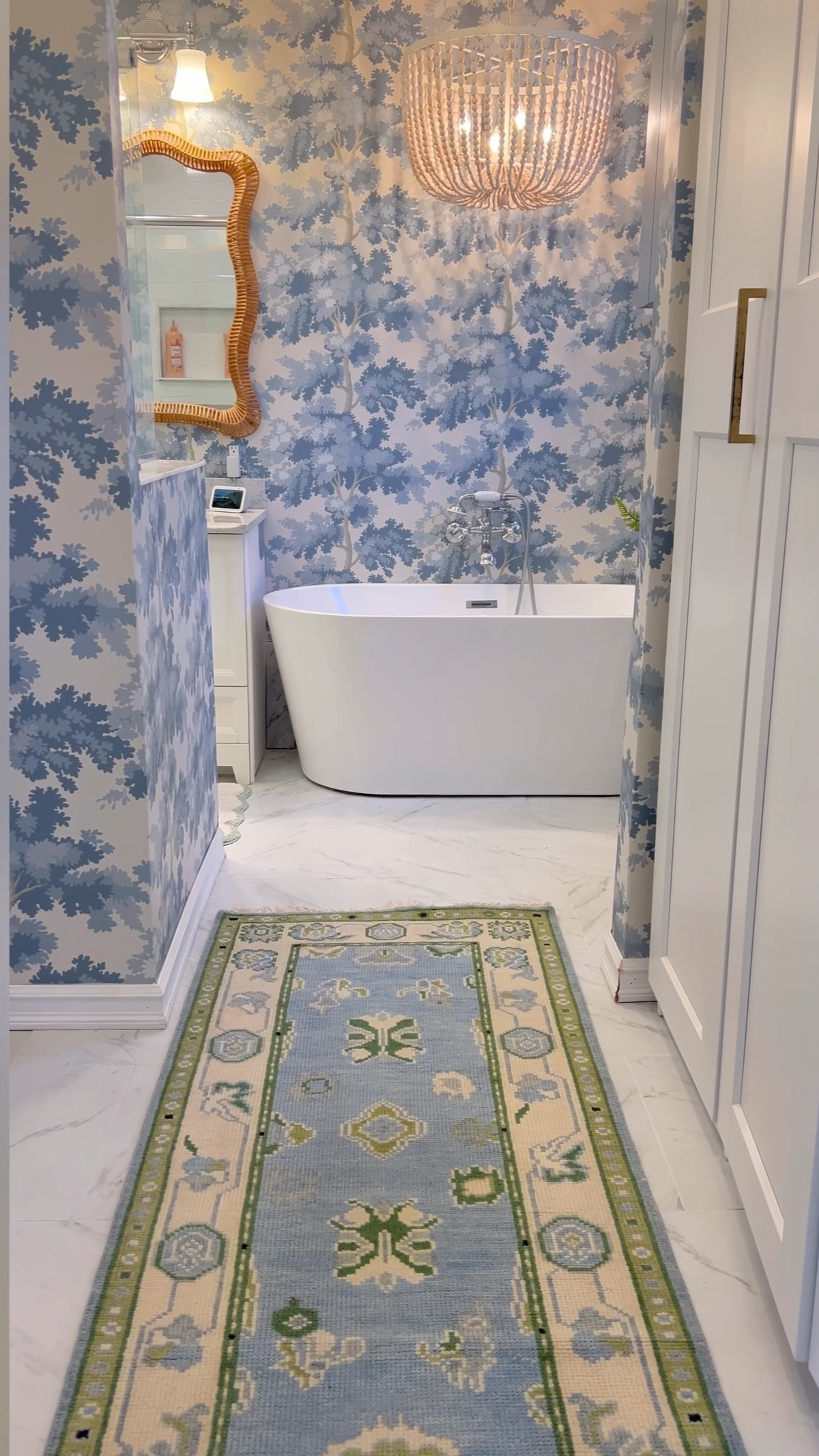 AHH I have waited 6 weeks for this runner to arrive! I literally ran out to the UPS man and instantly unwrapped it!  

WHAT DO YOU THINK?!

I am in love! The blue and the greens are just everything this bathroom needed, and now with this here I have another DIY on the mind!  Stay tuned!


#LTKWatchNow #LTKHome #LTKFindsUnder100