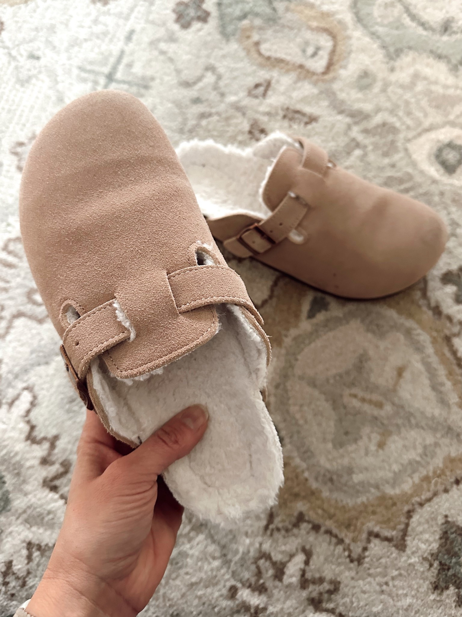 Sherpa lined mules! Run true to size!



#LTKOver40 #LTKFindsUnder50 #LTKSaleAlert