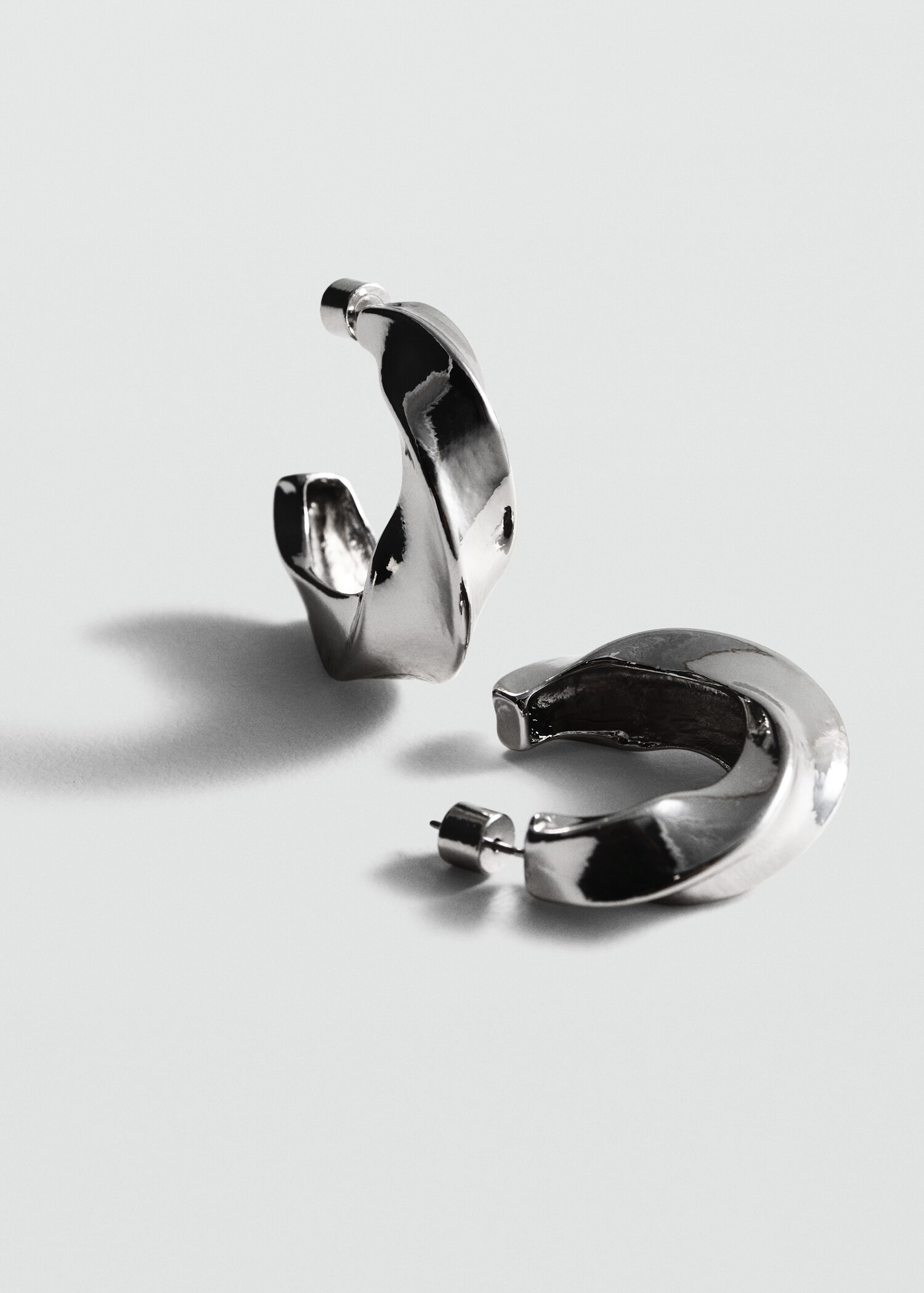 Earrings hoops torsados - Woman | MANGO United Kingdom | MANGO (UK)