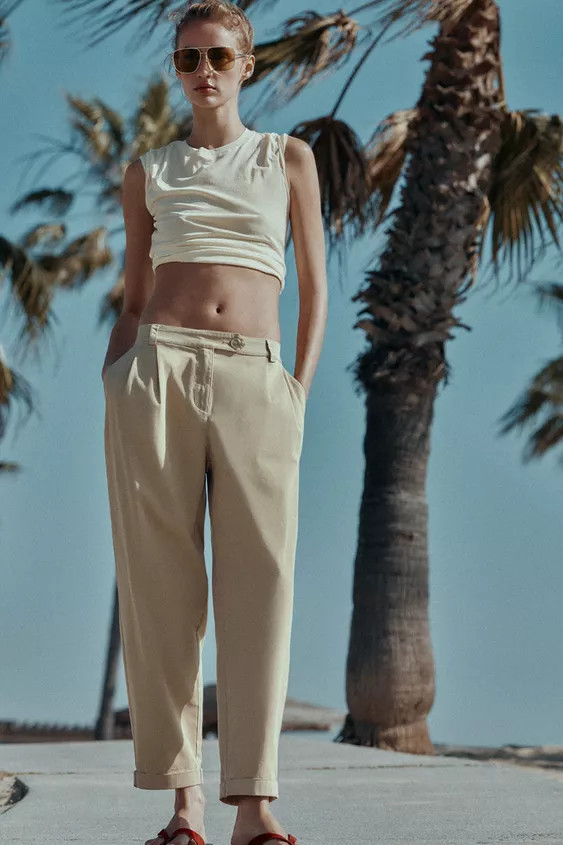 Pantalón de tiro bajo con pinzas delanteras. Bolsillos frontales y falsos bolsillos con solapa e... | Zara US