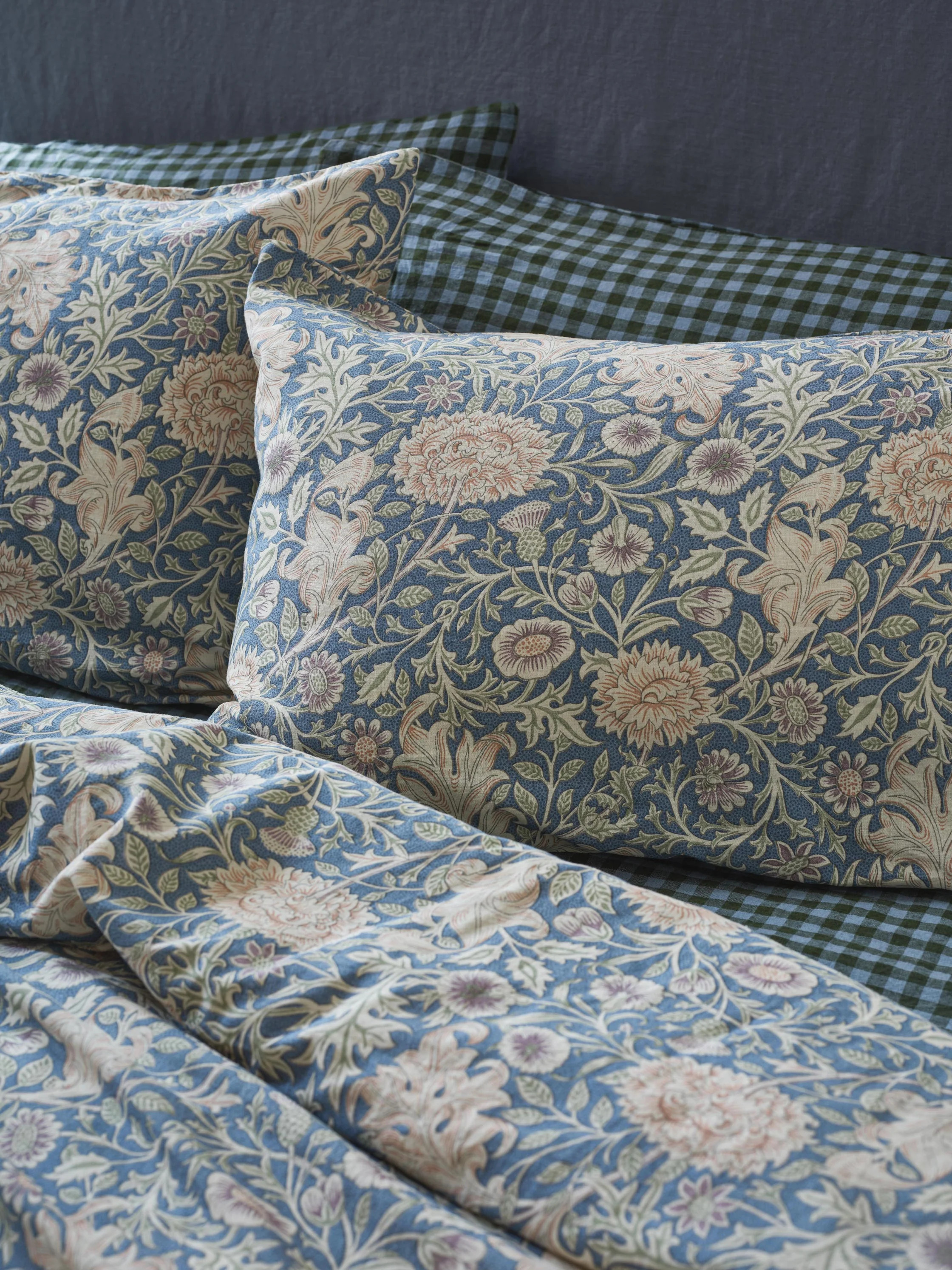 Webbs Blue Double Bough Linen Blend Pillowcases (Pair) | Piglet
