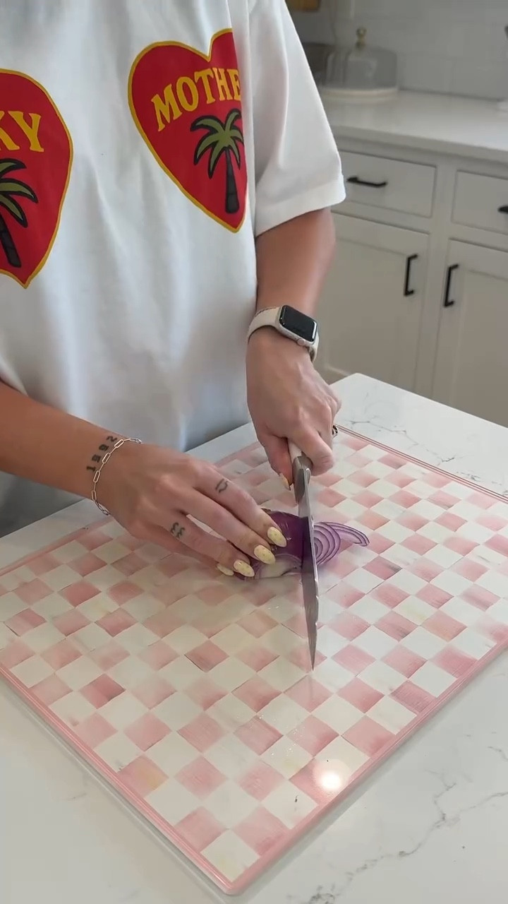 Comment RECIPE to get them sent to your DM! Goal is to make this a weekly thing 🌶️😍🔥 are you a meal prep person or last min dinner/take out kinda person?! 👀

What we’re eating:
🍗Chicken quinoa salad
🥩Carne asada bowls
🥥Coconut chia pudding
🍓Fresh fruit
🫐Blueberry muffins

#mealprepsunday #familymealprep #busymommealprep #healthymealprep grocery haul, grocery delivery, Costco haul, weekly meal prep, easy dinners, gluten free, food ideas, mom of 3, family of 5, Utah mom, food content creator, cooking with kids