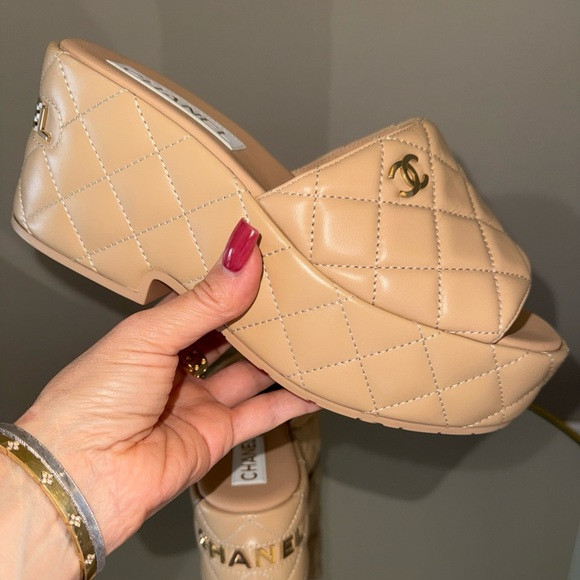 CHANEL DAD Sandals CC logo Quilted leather platform slides sz 39 | Poshmark