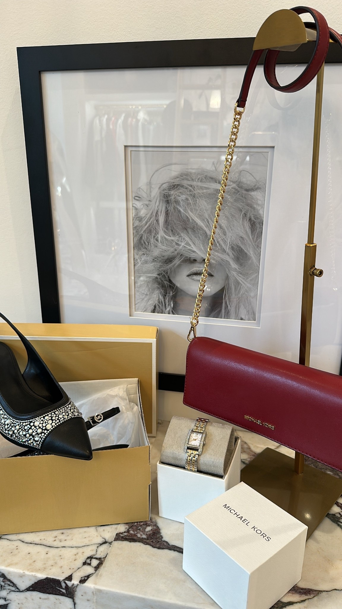 The perfect holiday accessories from @michaelkors. Bonus: they’re having a site wide sale happening now! ❤️ #mkpartner #michaelkors