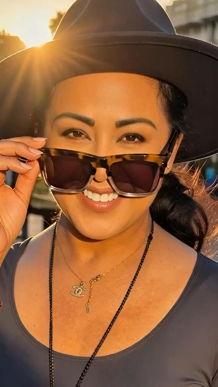 My sunglasses for sunny TEXAS 🕶️ @illesteva #ad
.
1️⃣ The Berlin: Cream acetate paired with a brown gradient. It’s the rectangular essential giving soft, vintage energy.
.
2️⃣ The Los Feliz: Half Tortoise, Half Grey. Boxy, oversized, and perfect for hiding from the paparazzi (or just the humidity).
.
Why I never leave home without them:
It’s not just about the aesthetic; it is my anti-aging secret. 🤫 The Texas sun is relentless, and squinting is the fastest way to get deep wrinkles and crow’s feet. We are protecting our vision and collagen today, friends. No squinting allowed. 🚫
.
For those new here:
I’m balancing a world of four pillars.
🎭 Actor: Telling stories on screen.
⚖️ Attorney: Fighting for justice in court.
📰 Journalist: Chasing the truth.
📱 Influencer: Curating the best of life and style.
.
.
From the courtroom to the casting call, protect your peace and your eyes. Which frame is your vibe? 👇
.
.
.
#Illesteva #HandmadeInItaly #TexasStyle

#LTKTravel #LTKSpringSale #LTKootd