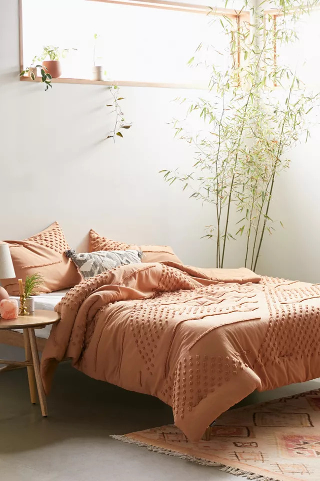 Ellis Tufted Comforter | Urban Outfitters (US and RoW)