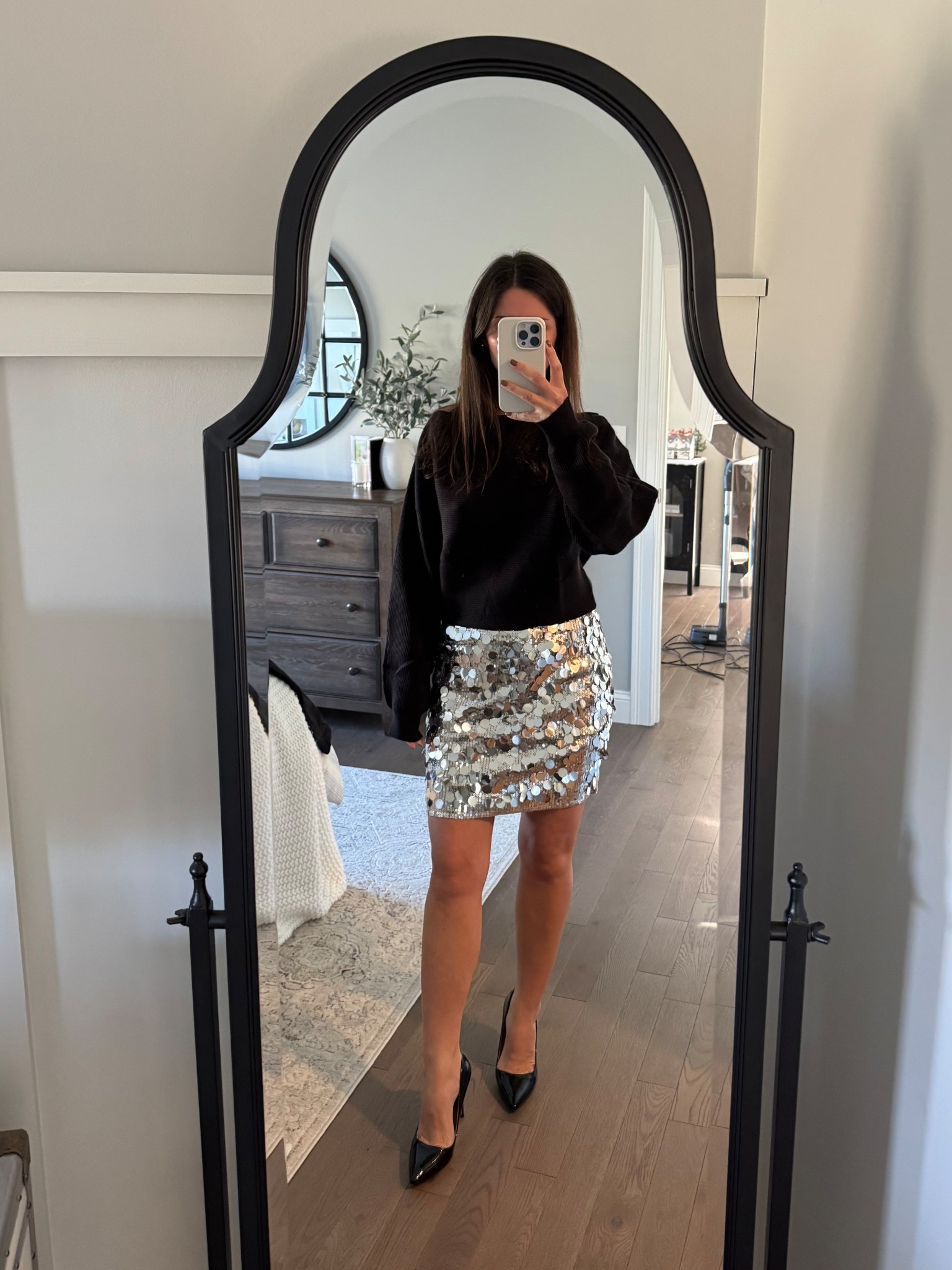 Holiday outfit ideas
Women’s holiday outfit 
New Year’s Eve outfit ideas 