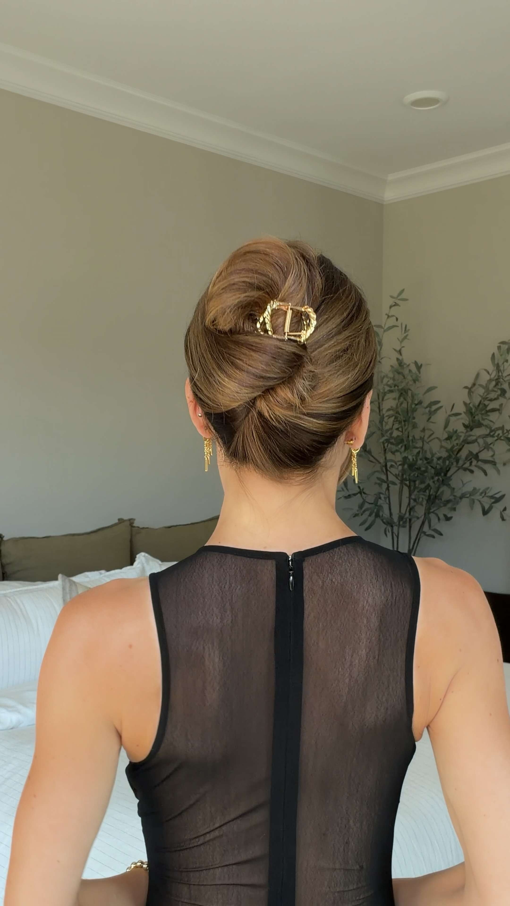 Claw clip style, but make it chic 💁‍♀️ 

 #LTKootd #LTKBeauty #LTKWedding