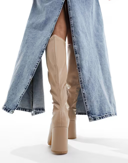 London Rebel – Kniehohe Stiefel in Beige mit eng anliegendem Schaft | ASOS (Global)