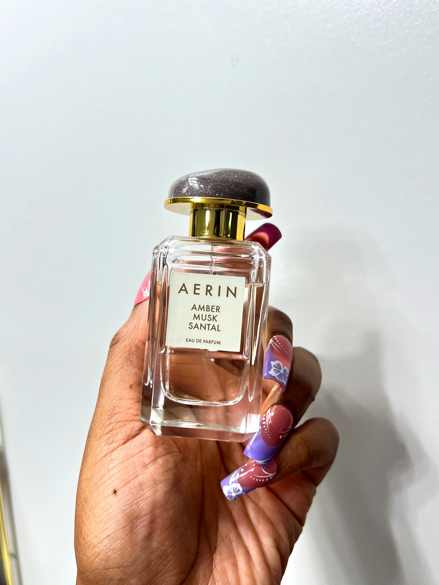 A lovely fragrance made of warm Sandalwood, hundred-petalled Rose Centifolia, gourmand Vanilla and the golden glow of Amber