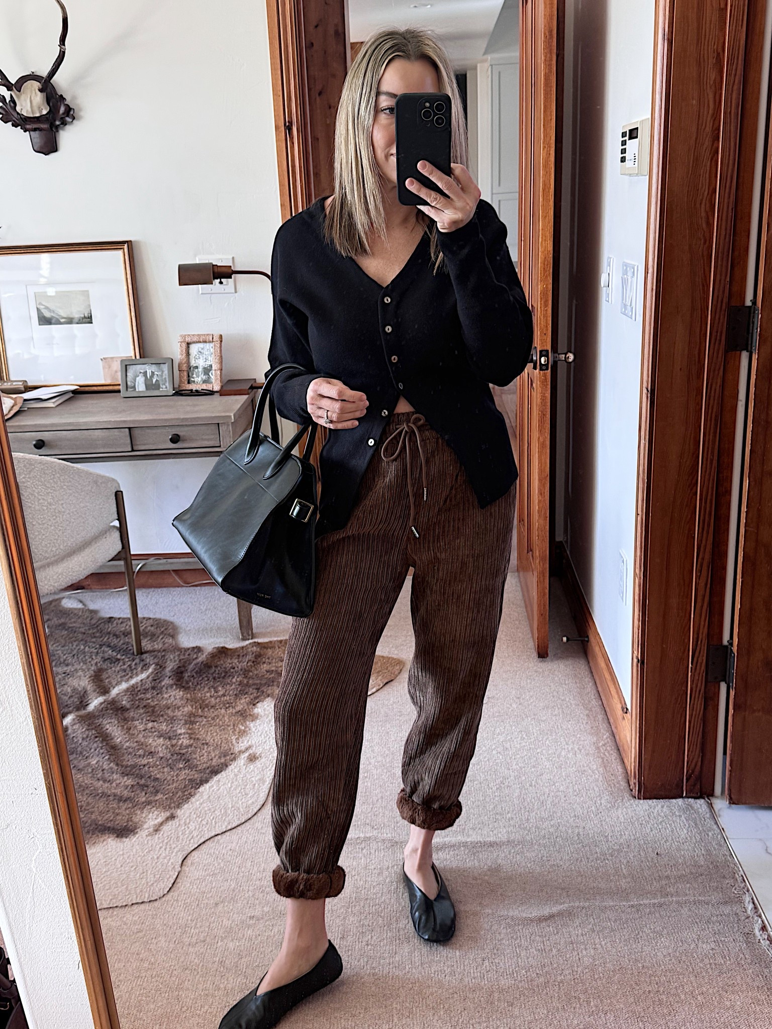 New corduroy joggers in from Amazon, loving them and the option to roll them up. They have a cute fur underneath. i’m wearing a small. Sharing several ways to style them. Size S