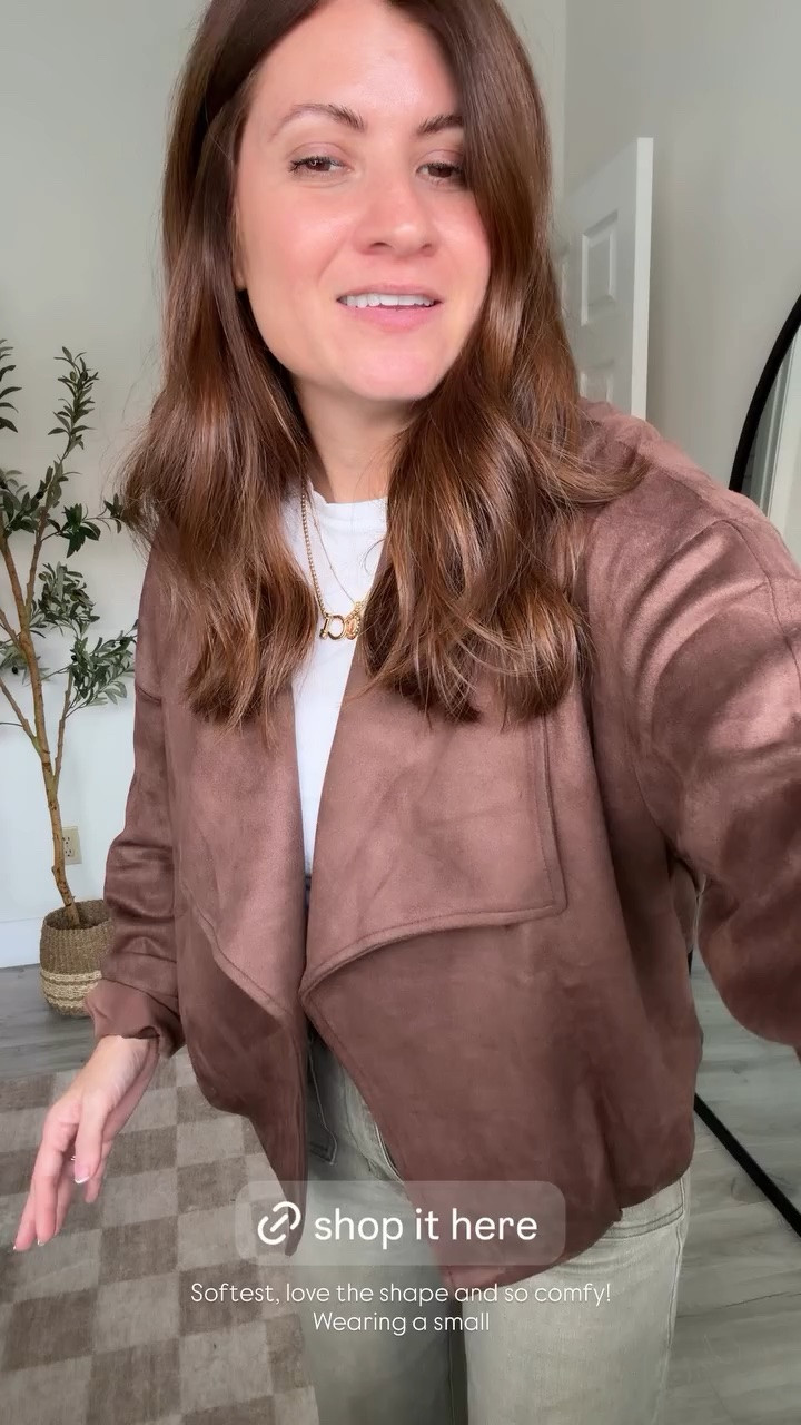 Softest, love the shape and so comfy!
Wearing a small