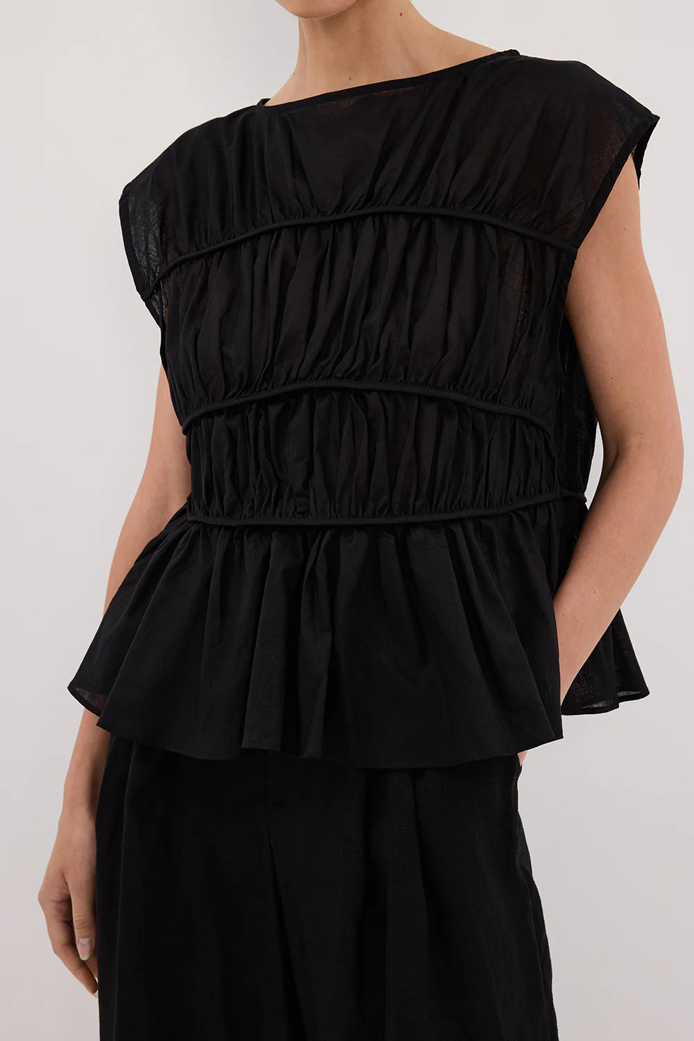 FLYNN BLACK LINEN TIERED TOP | DISSH