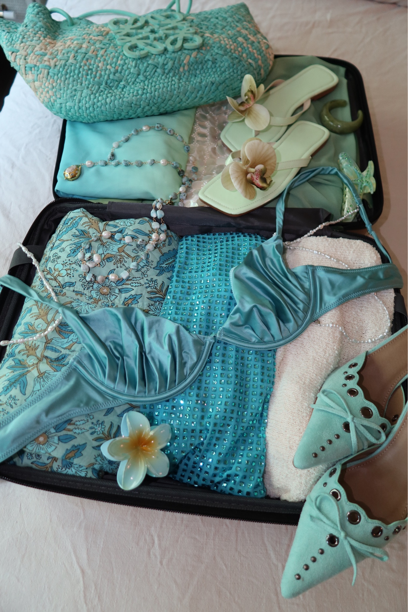 pack with me 🐬

#LTKTravel #LTKSeasonal #LTKFallSale