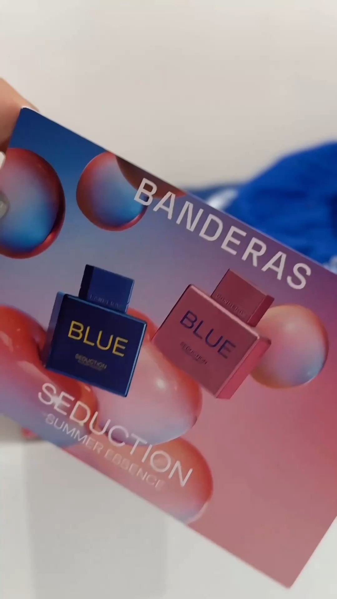 Encerrando o verão e iniciando o outono com a fragrância perfeita: Blue Seduction Summer Essence Eau de Toilette! ✨

Com notas frescas de ar marinho, ondas brilhantes e a leveza das frutas cítricas. Esse perfume é pura liberdade, perfeitinho para os dias quentes que ainda vamos aproveitar! 

Com um coração floral de rosas que traz sensualidade e feminilidade, ele é ideal para quem busca frescor e leveza durante o dia, mas também pode ser usado na transição para o outono.

Dicas de aplicação: borrife nas áreas quentes do corpo, como pulsos e nuca, e para maior fixação, mantenha a pele hidratada. 

Quer saber mais sobre a diferença entre EDP e EDT? Enquanto o Eau De Parfum é perfeito para momentos especiais, o Eau De Toilette, com sua leveza, é a escolha ideal para o dia a dia! 💜

Qual a sua fragrância favorita para esta transição de estação? Conta pra mim nos comentários! 💬👇

Você encontra ele nas lojas físicas e on-line da @opaqueoficial 🛍️

#intimasdaline #beleza #perfumesfemininos #perfume #eaudetoilette