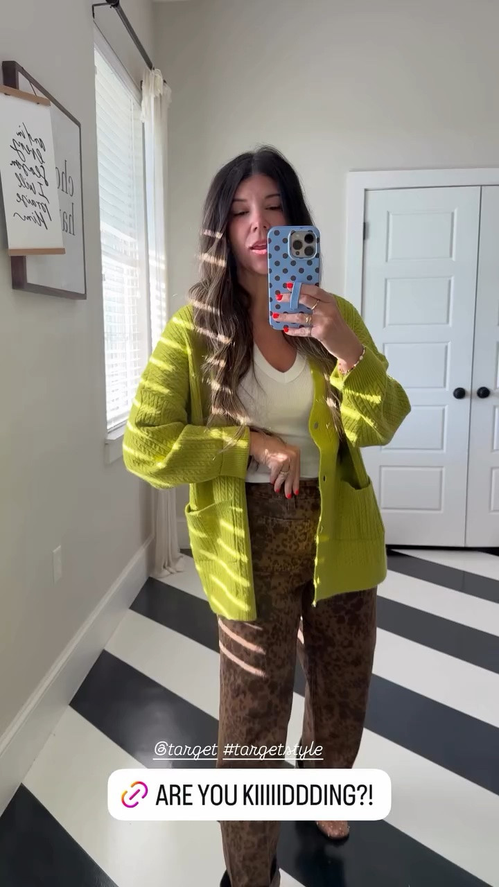 @target #targetstyle @Target with the cutest fall outfits! 
Lime green cardigan: s
leopard denim jeans: tts
rhinestone brown jelly flats: tts
White ribbed tank: xs

Code everydaysmitten on Loopy phone case!