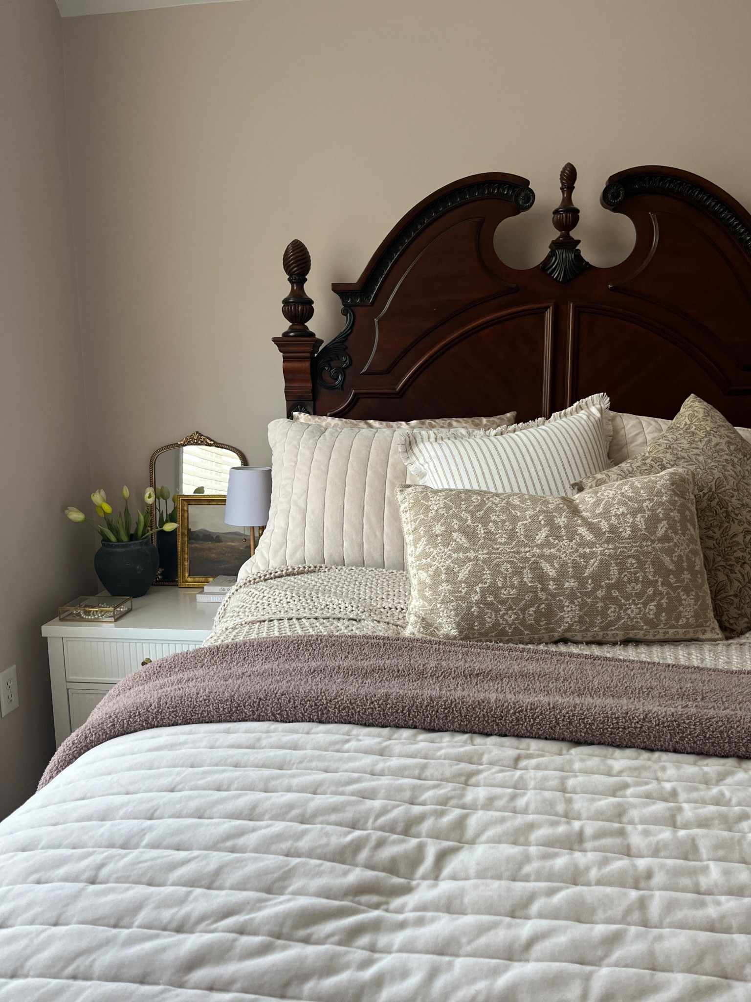 Cozy neutral spring bedroom home decor inspirationn


#LTKHome #LTKSeasonal #LTKSaleAlert