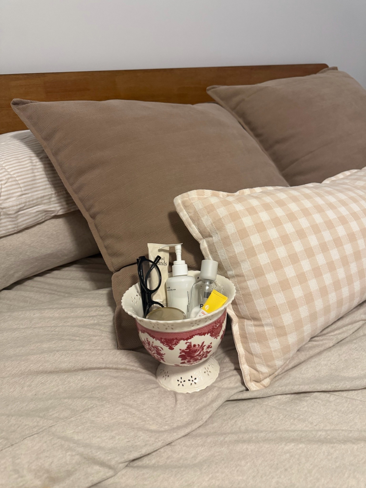 Whats in my Bedside basket🧚

Self care, nail care, body care, nighttime routine

#LTKdayinmylife #LTKmorningroutine #LTKBeauty