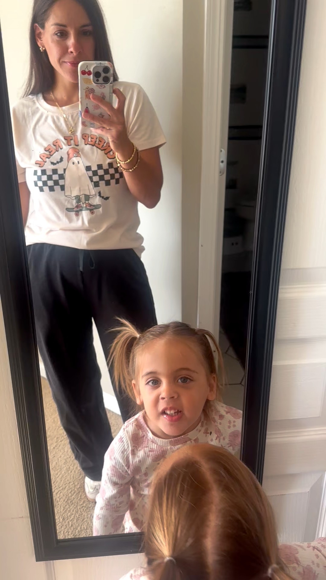 Women’s Halloween graphic tee, casual fall outfit



#LTKHalloween