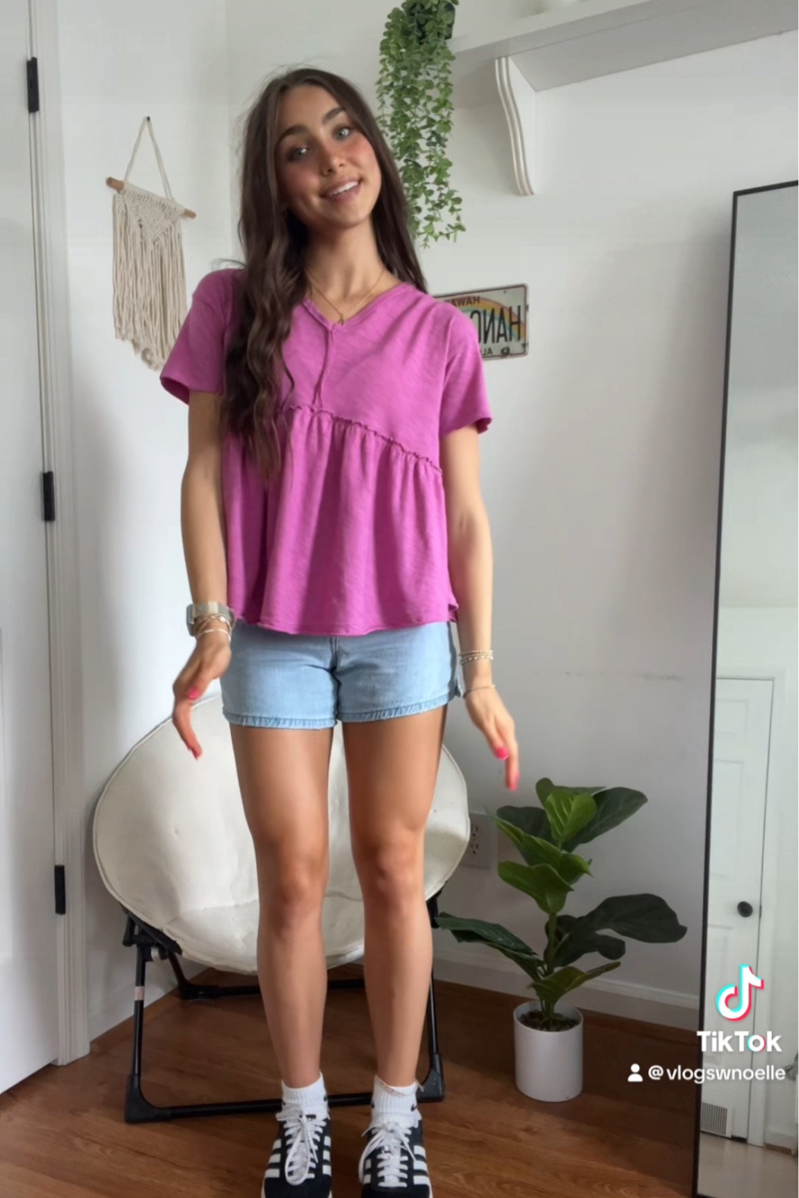 they don’t sell the tee anymore but it’s from american eagle!! i linked one similar! 