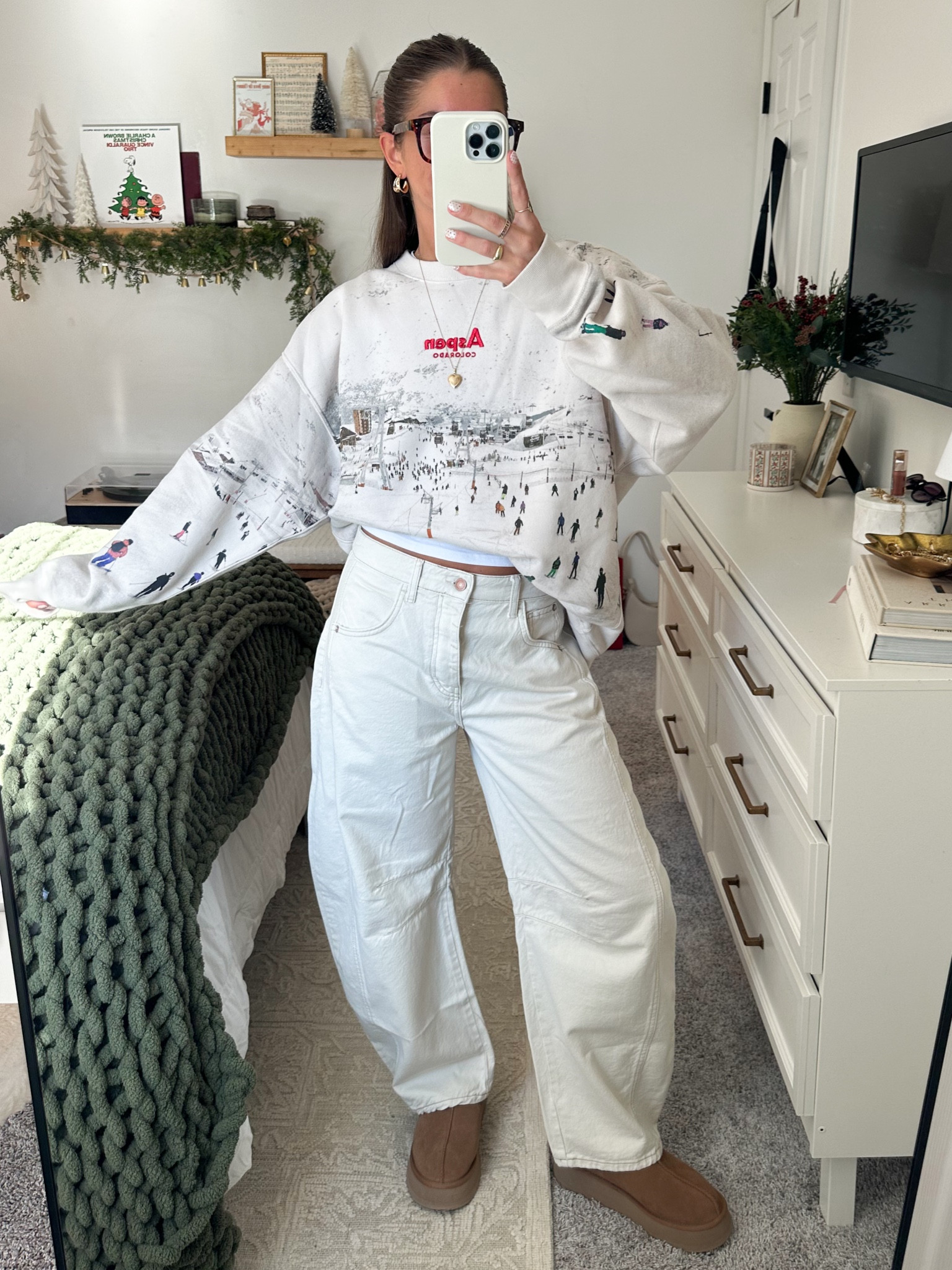 Sweatshirt - L
Pants - 26